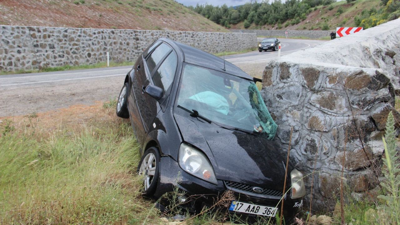Direksiyon hakimiyetini kaybeden sürücü duvara çarptı: 3 yaralı