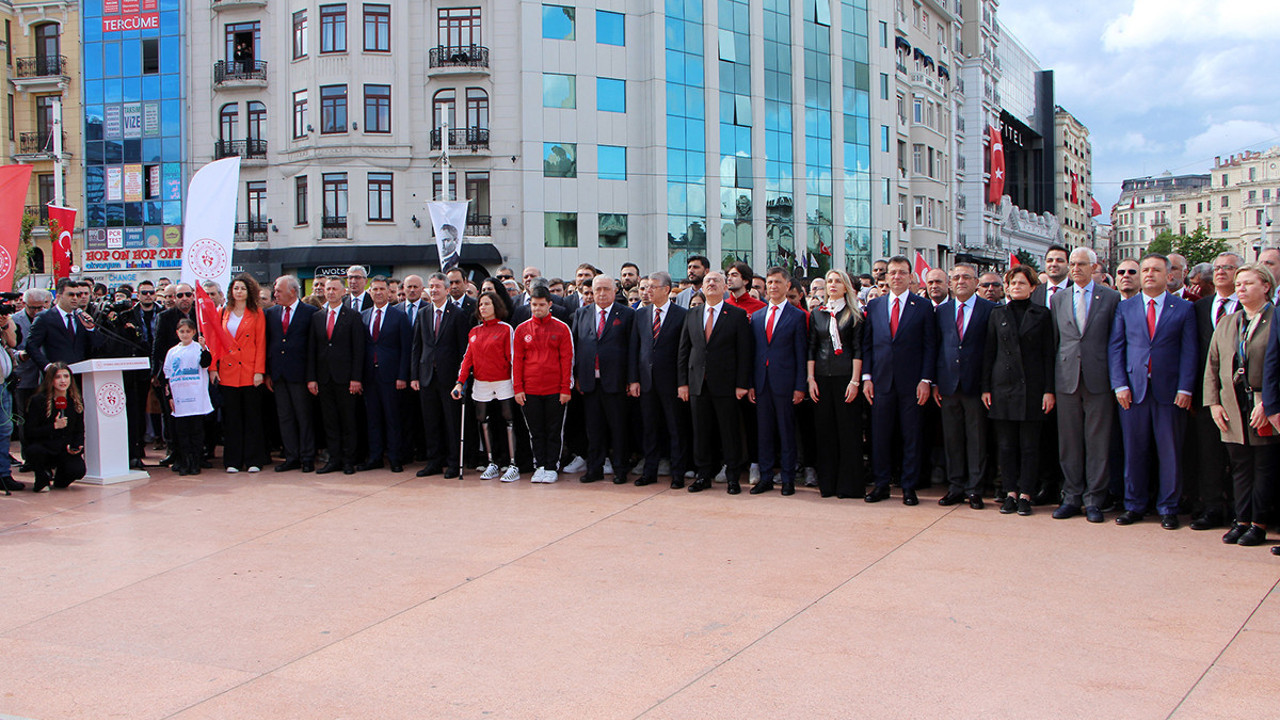 Taksim Cumhuriyet Anıtı'nda 19 Mayıs töreni