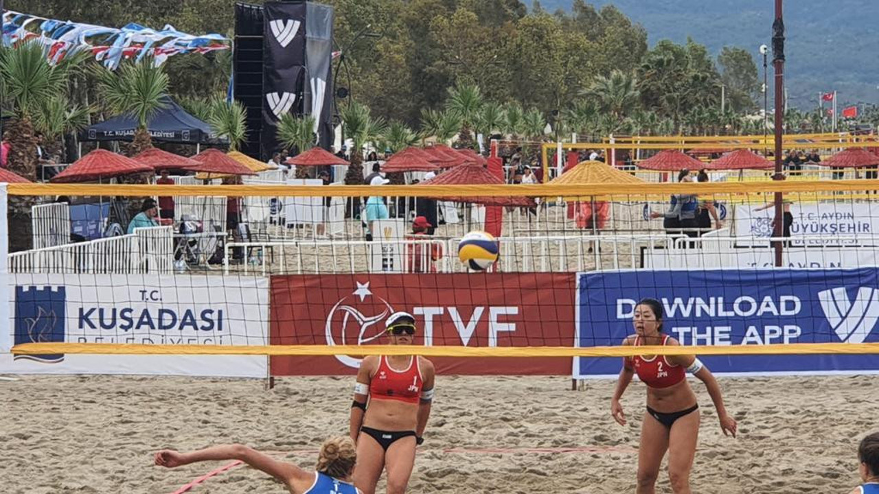 Kuşadası'nda plaj voleybolu heyecanı