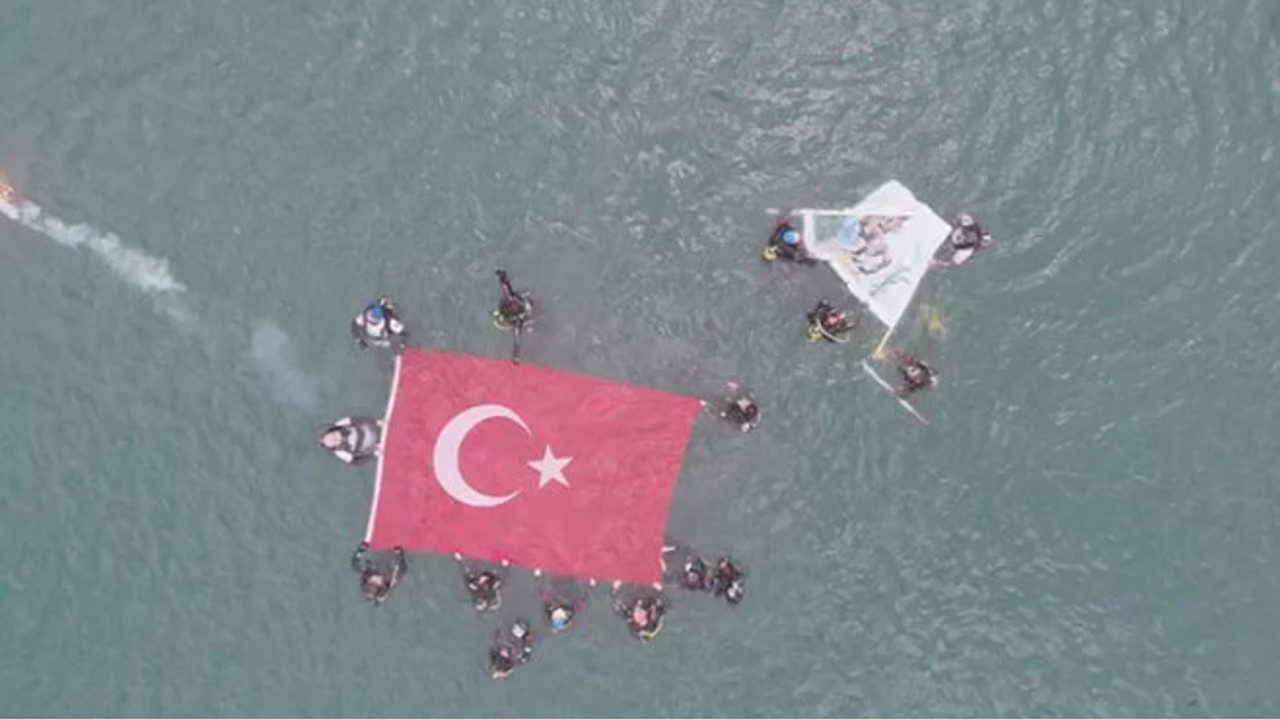 Kadıköy'de 19 Mayıs coşkusu... Denizde Atatürk portresiyle Türk Bayrağı açtılar