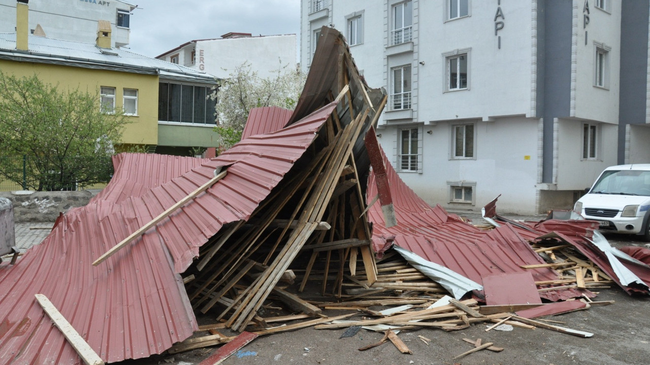 Kars'ta fırtına çatıları uçurdu