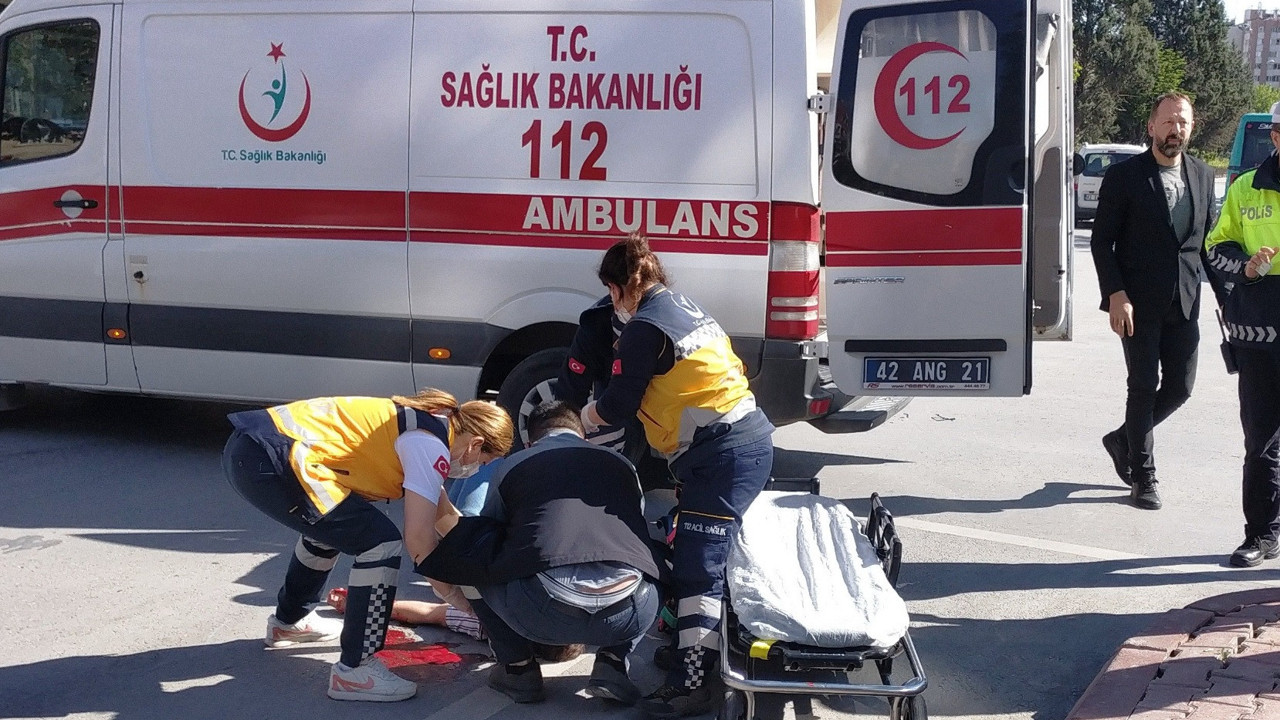 Kırmızı ışıkta geçen minibüs yayaya çarptı