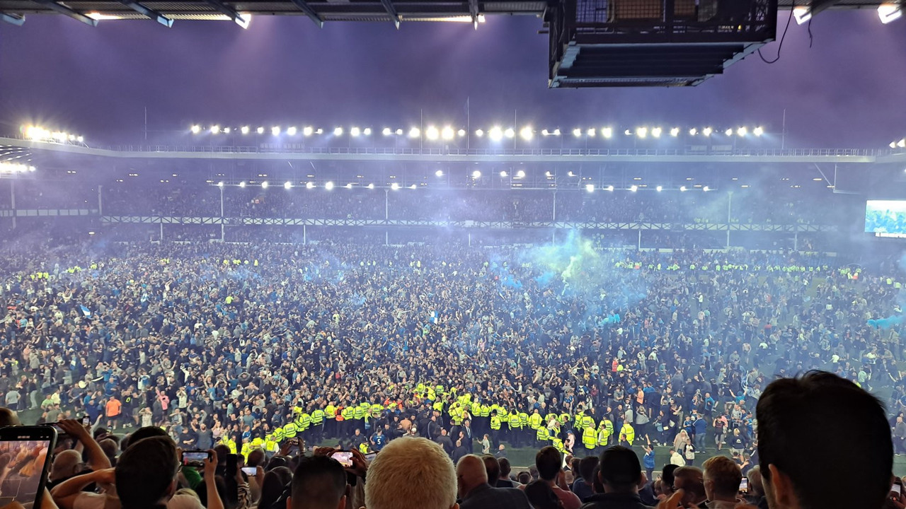 Teknik direktör sahaya giren taraftara tekme attı