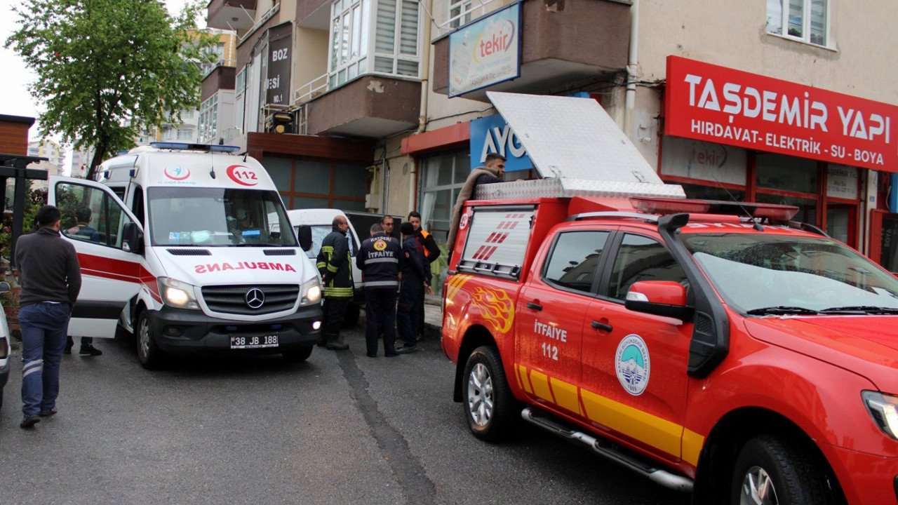 Asansörde sıkışan çocuk kurtarıldı