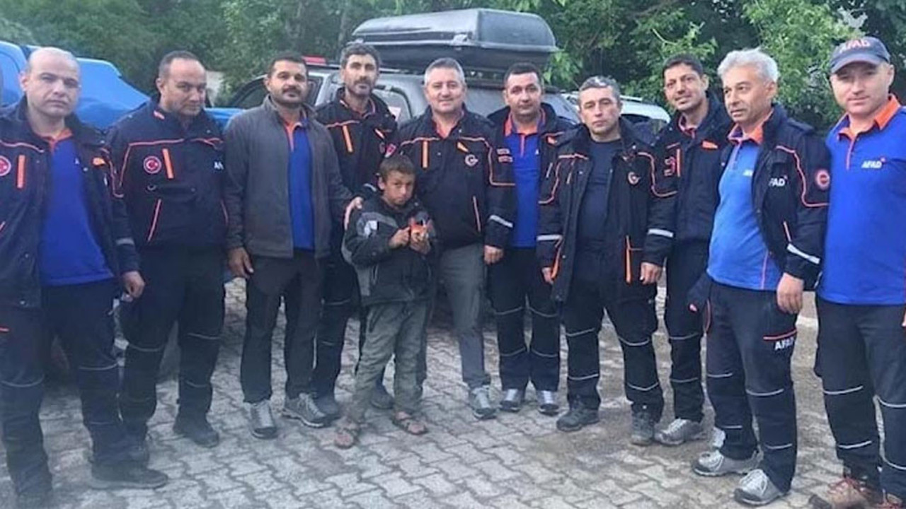 12 saat boyunca aranan çocuk komşusunun balkonunda uyurken bulundu