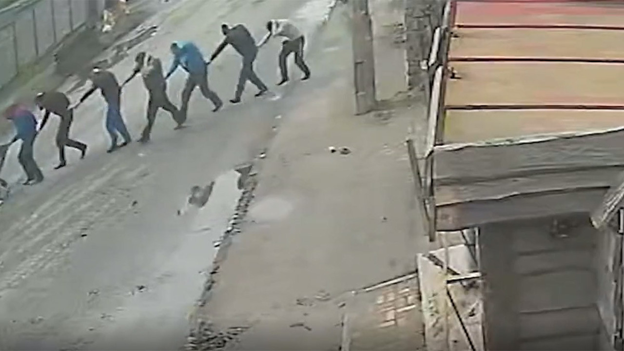 Dünya bu görüntüleri konuşuyor! Adım adım ölüme yürüdüler