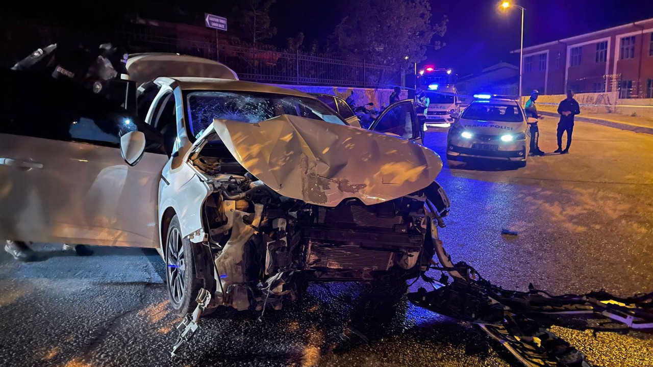 Polisten kaçan sürücü otomobille duvara çarptı: 2 yaralı