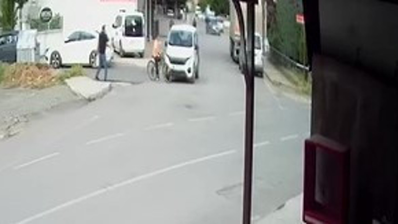 Yola aniden çıkan bisikletli çocuğa otomobil çarptı