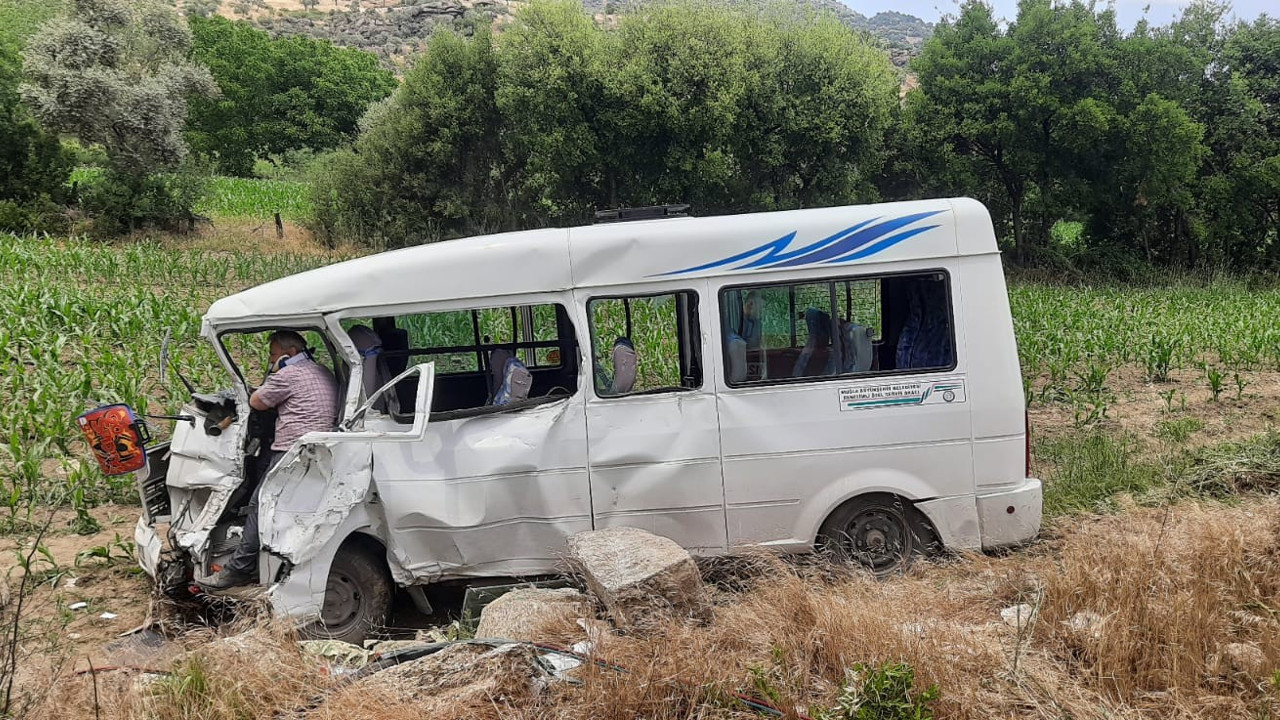 Direksiyon hakimiyetini kaybeden minibüs takla attı: 3 yaralı (21 Mayıs 2022)