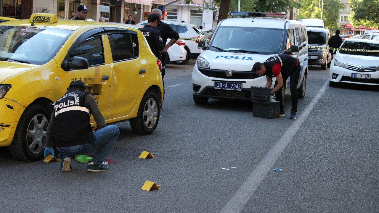Taksinin önünü kesti, tabanca ile şoförü başından vurdu