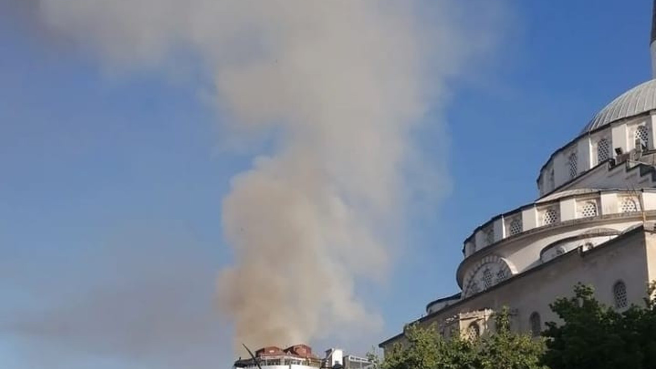 8 katlı binanın çatısı alev alev yandı (22 Mayıs 2022)