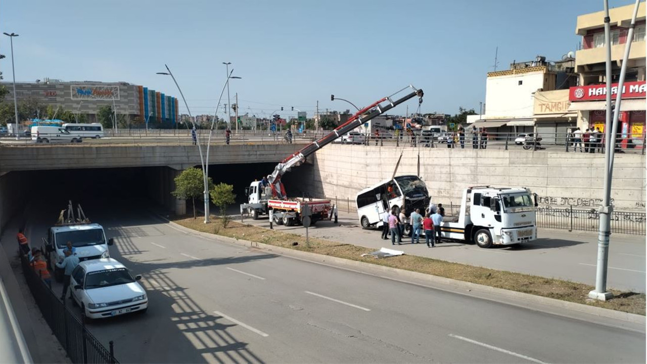Yolcu minibüsü 5 metre yüksekten alt geçide uçtu