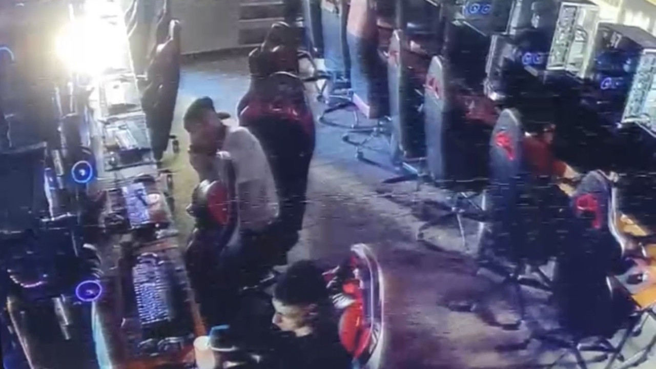 İnternet kafede uyuşturucu alışverişi kameraya yansıdı. Klavyelerin altına sakladılar