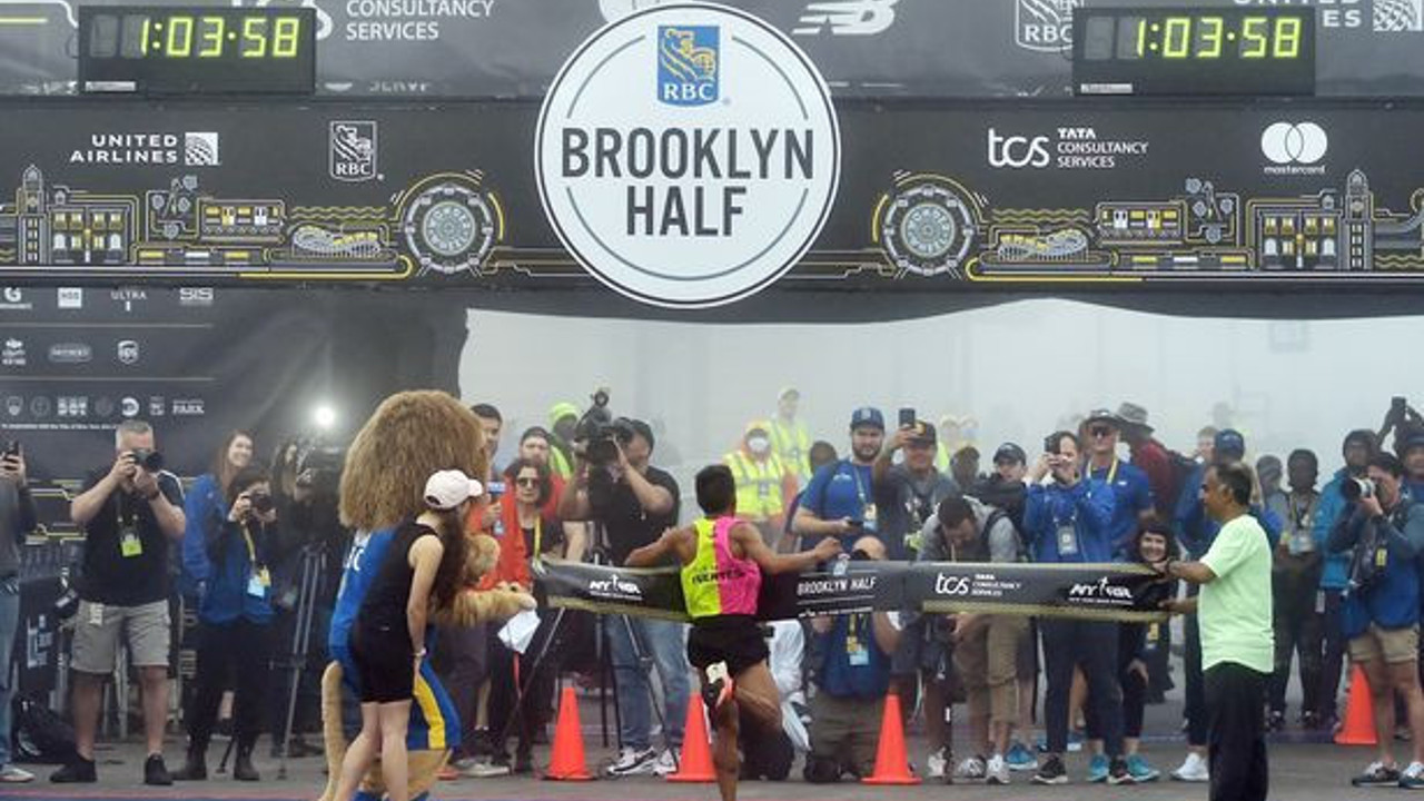 Bunaltıcı sıcakta yapılan maratondan sonra 1 koşucu öldü, 15 kişi hastanelik oldu