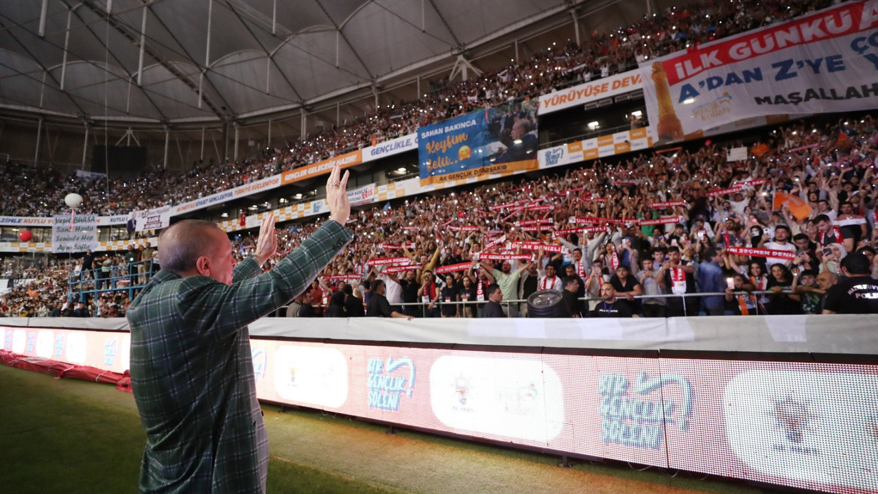 AKP’nin Adana’da şölen alanını nasıl doldurduğu ortaya çıktı. Mesajlar ifşa oldu