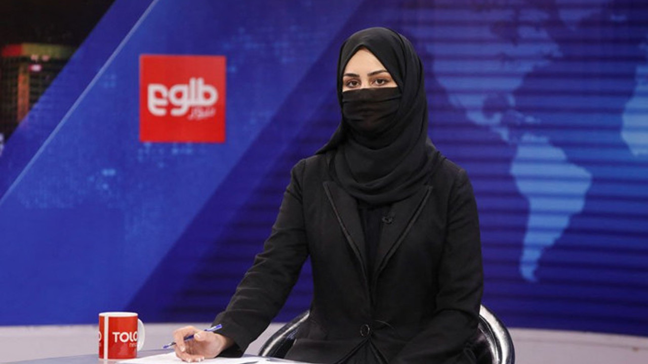 Afganistan’da kadın spikerler burkayla ekrana çıktı