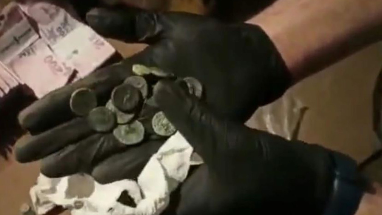 Evlerin bodrumunda toprağa gömülü halde bulundu! Polisler şaşkına döndü, say say bitmedi...