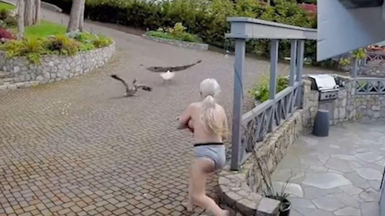 Gökyüzünden gelen tehlikeyi gördü çıplak halde koşup imdadına yetişti