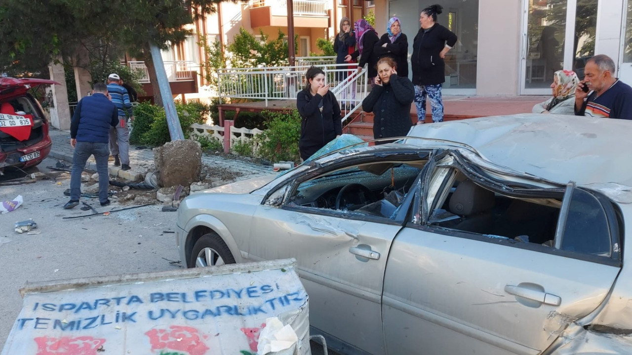 park halindeki aracın üzerine uçtu