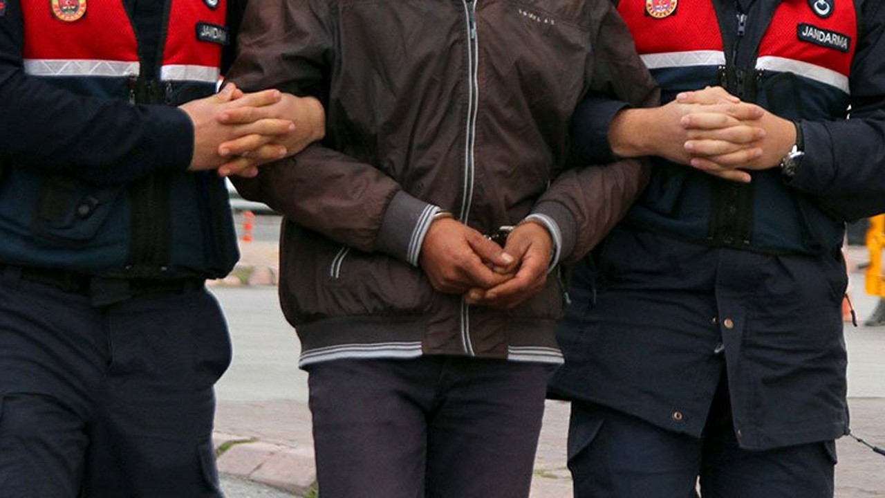 Jandarma aracın içinden 99 sikke çıkardı