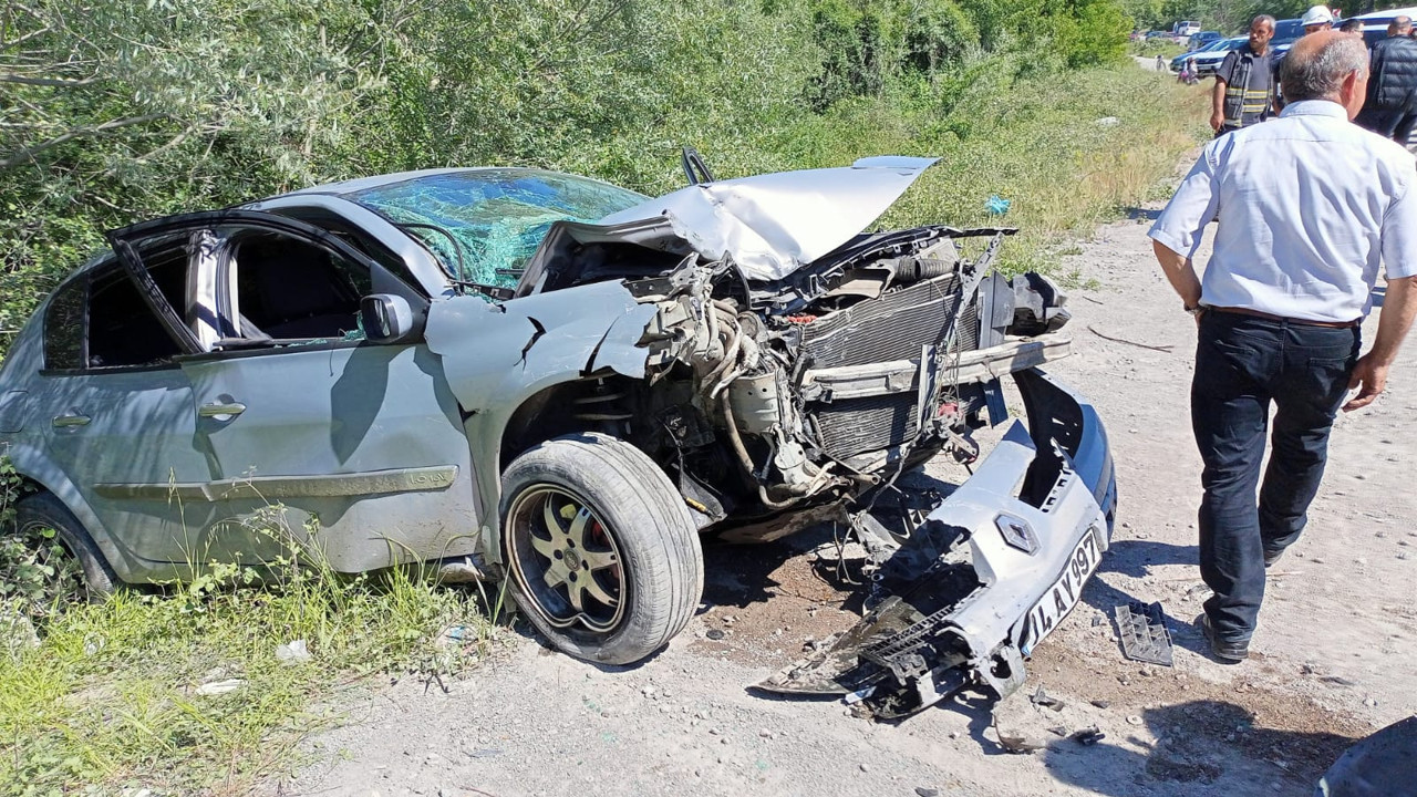 İki otomobil kafa kafaya çarpıştı: 8 yaralı