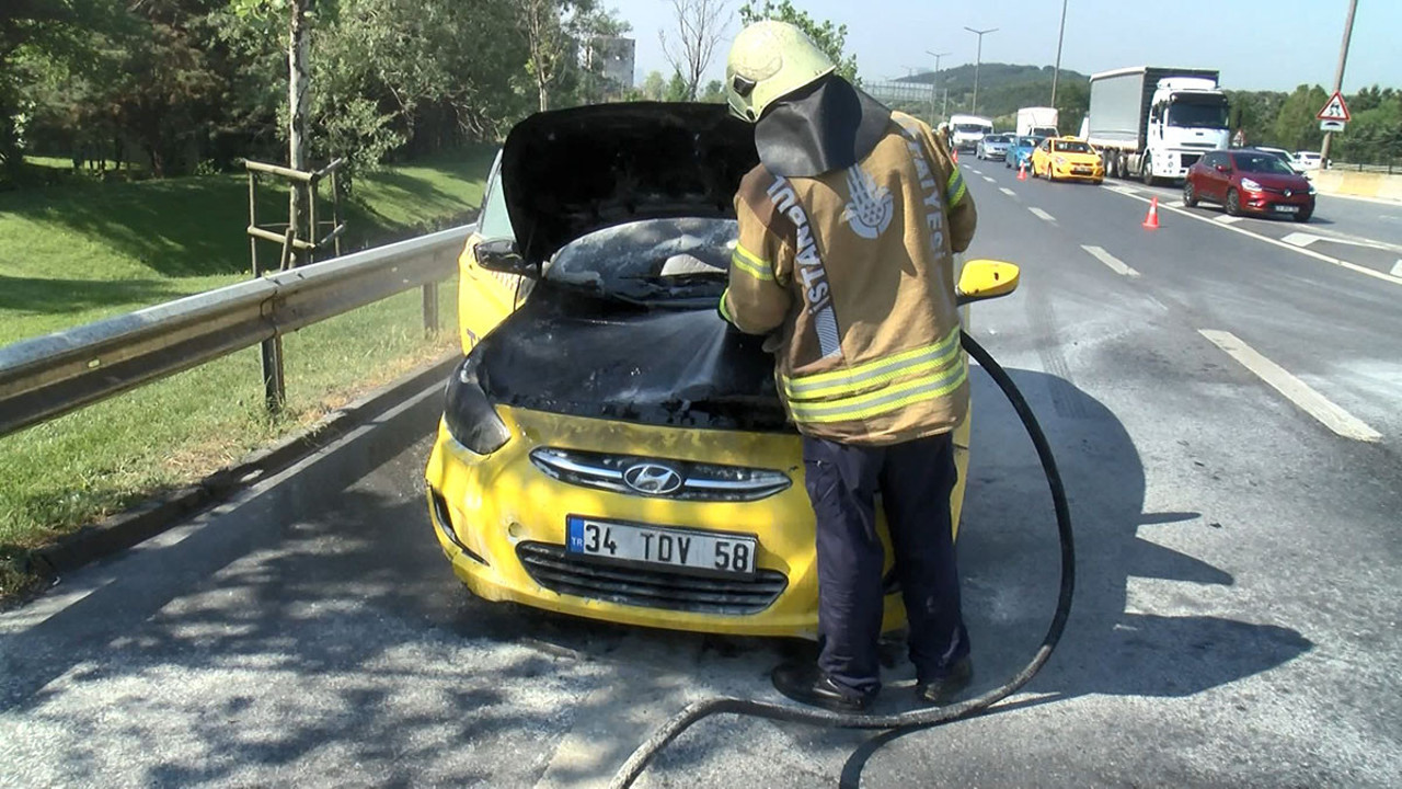 Kartal'da seyir halindeki takside yangın