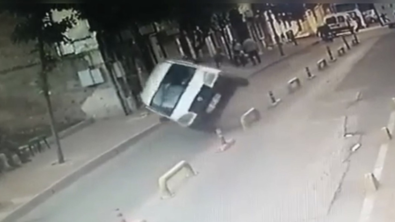 Demir bariyerlere çarpan otomobil devrildi