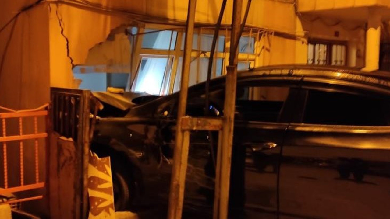 En derin uykularında evin içine araba daldı