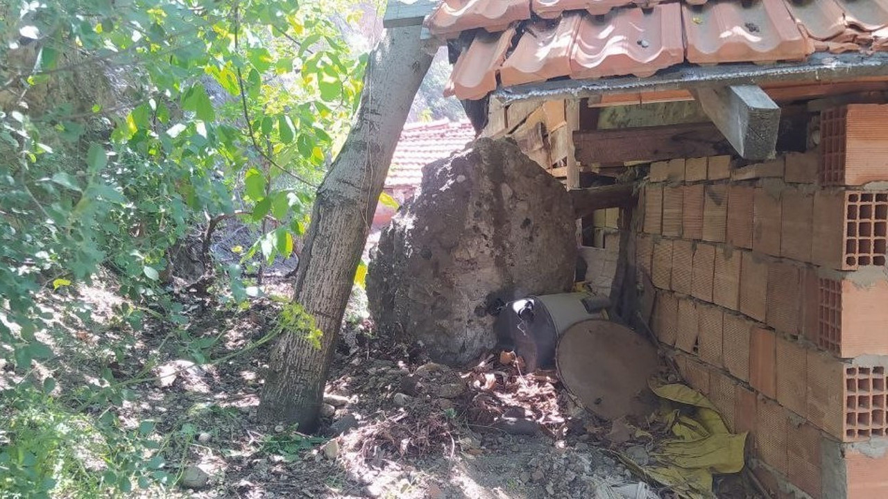 Dağdan kopan dev kayalar evi hedef aldı