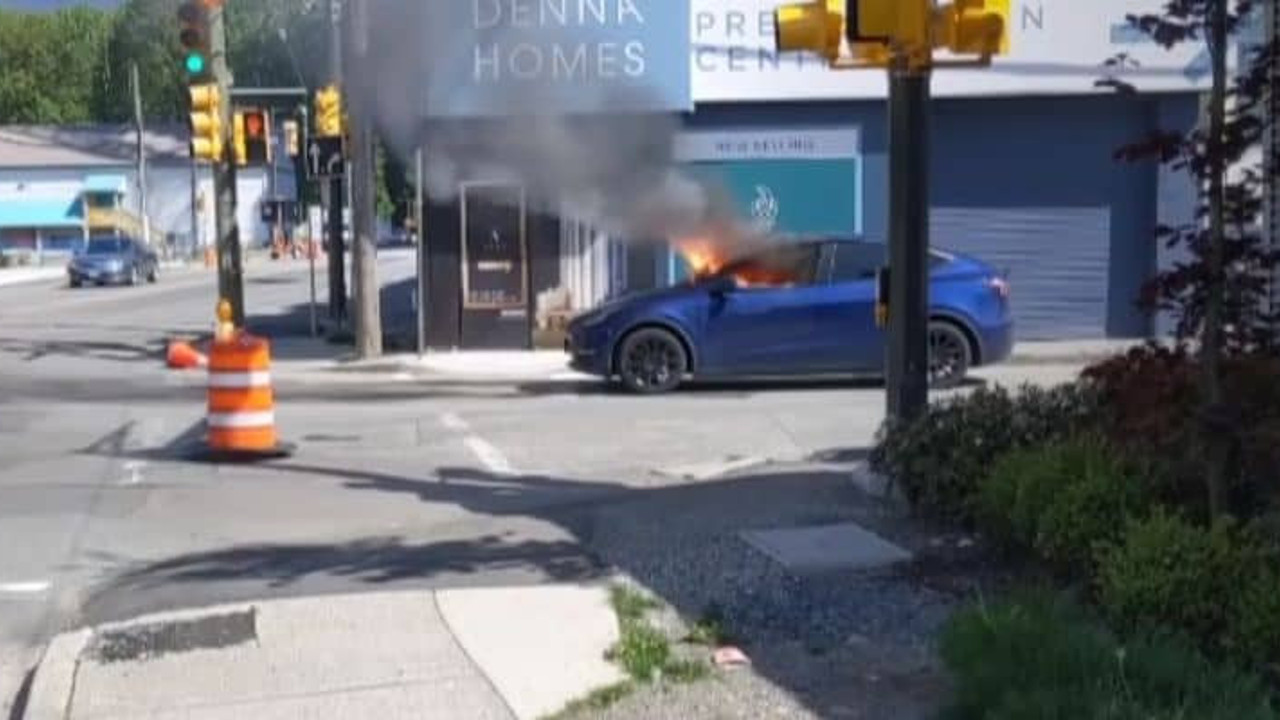 Tesla marka araç böyle alev topuna döndü. Sürücüsü canını zor kurtardı