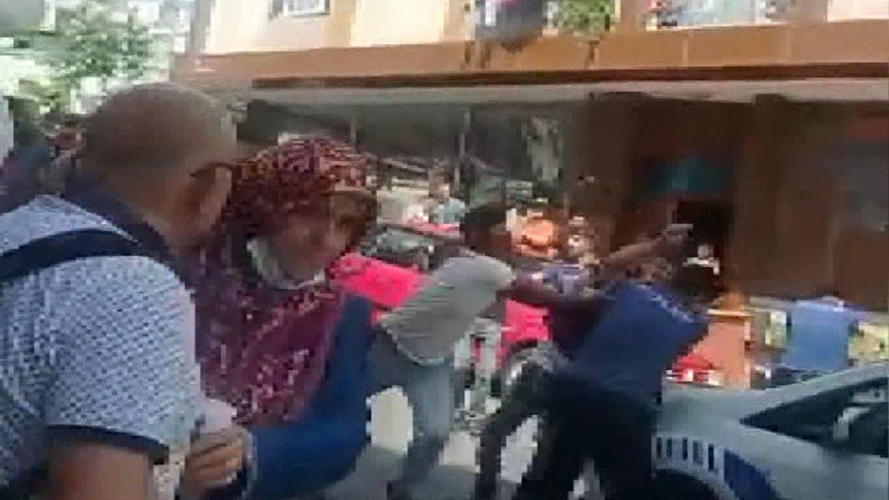 Esenyurt’ta ortalık savaş alanına döndü! 2 kişi polise yumruk attı…
