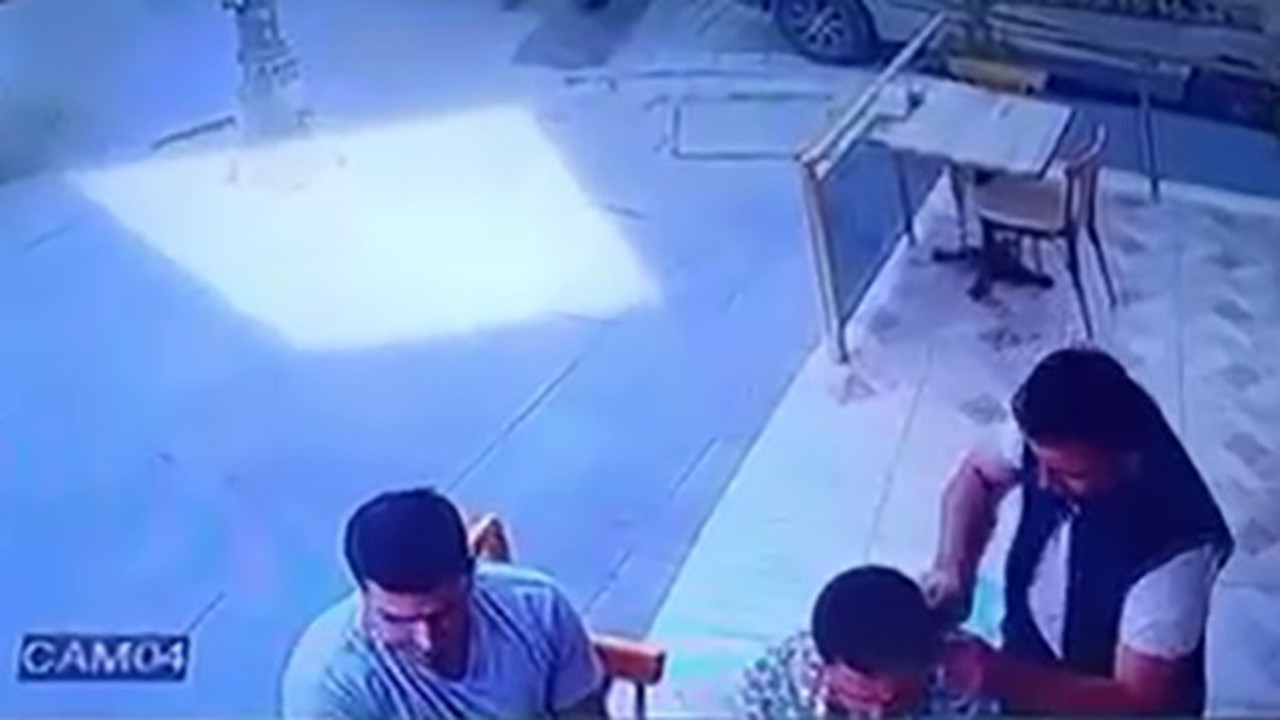 Börek yerken dehşeti yaşadı. Husumetlisi arkadan geldi kulağını kesti, kaçtı