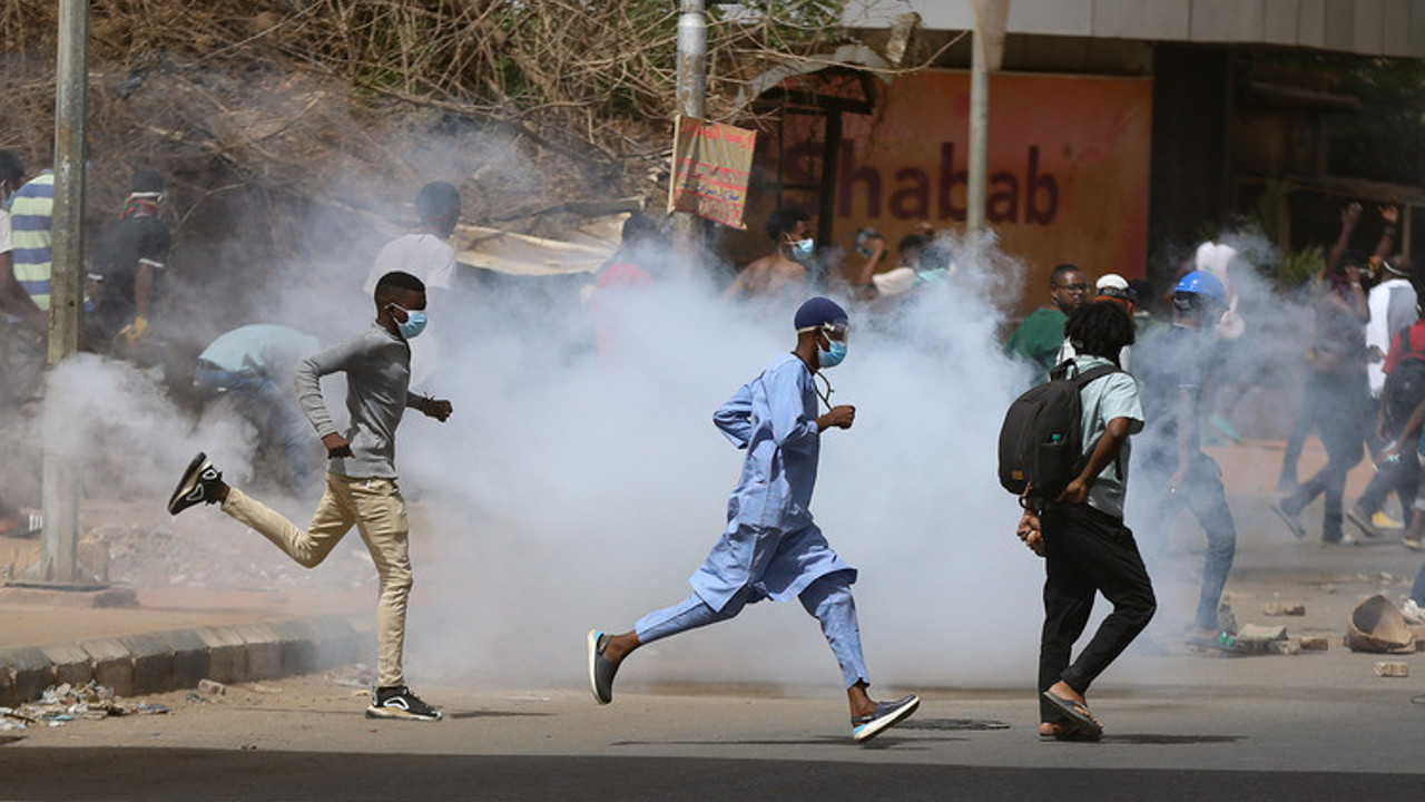 Sudan'da darbe karşıtlarına polis müdahalesi: 2 ölü