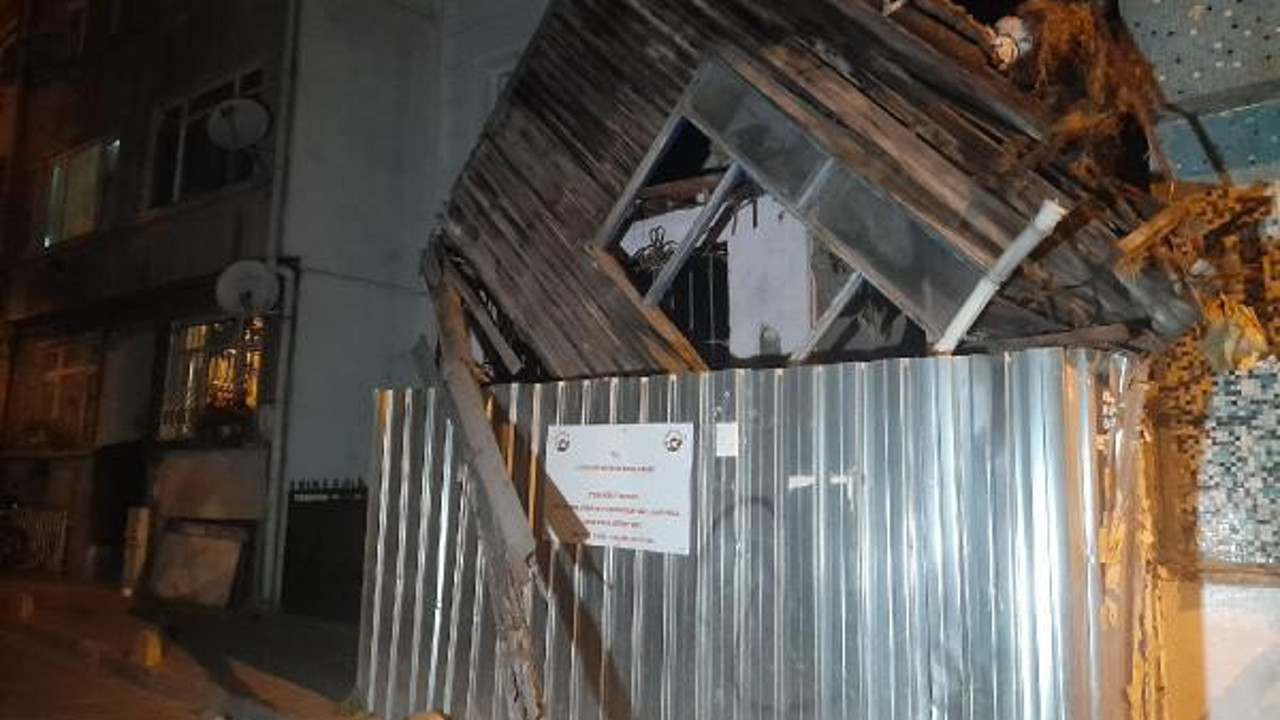 Fatih'te 2 katlı ahşap bina çöktü