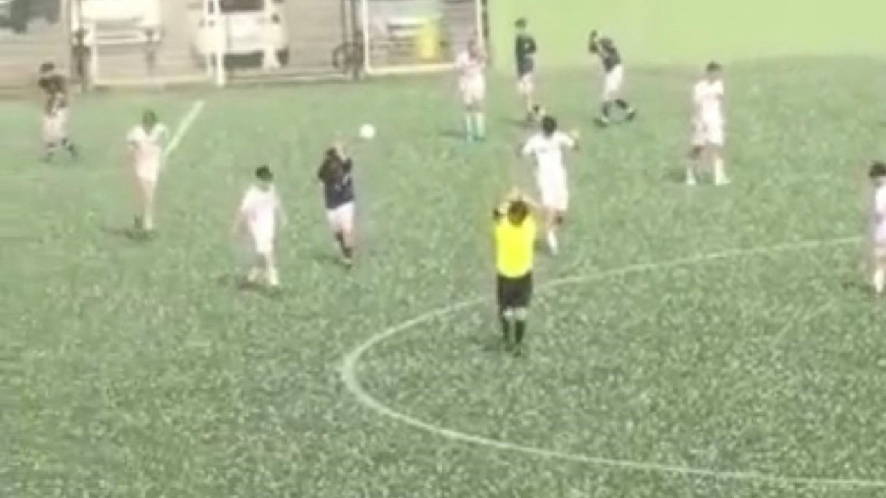 Futbolcular maç sırasında doluya yakalandı