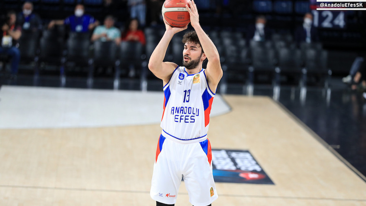 Anadolu Efes, Buğrahan Tuncer ile sözleşme uzattı