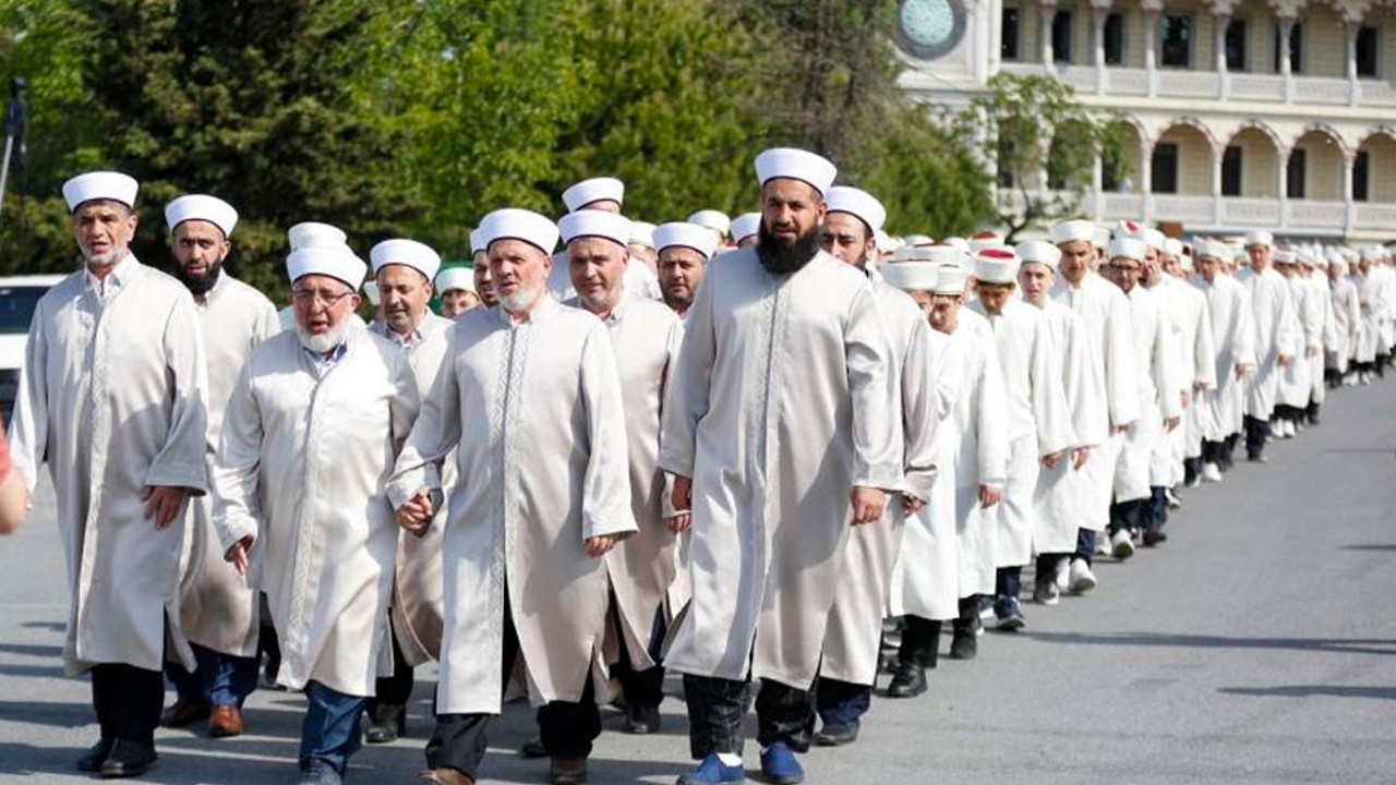 Sarık ve cüppelerle yürüyüş yaptılar. Bu görüntüler emekli müftüyü isyan ettirdi. Töreni Atatürk'e daha önce kin kusan Mustafa Demirkan yönetmişti