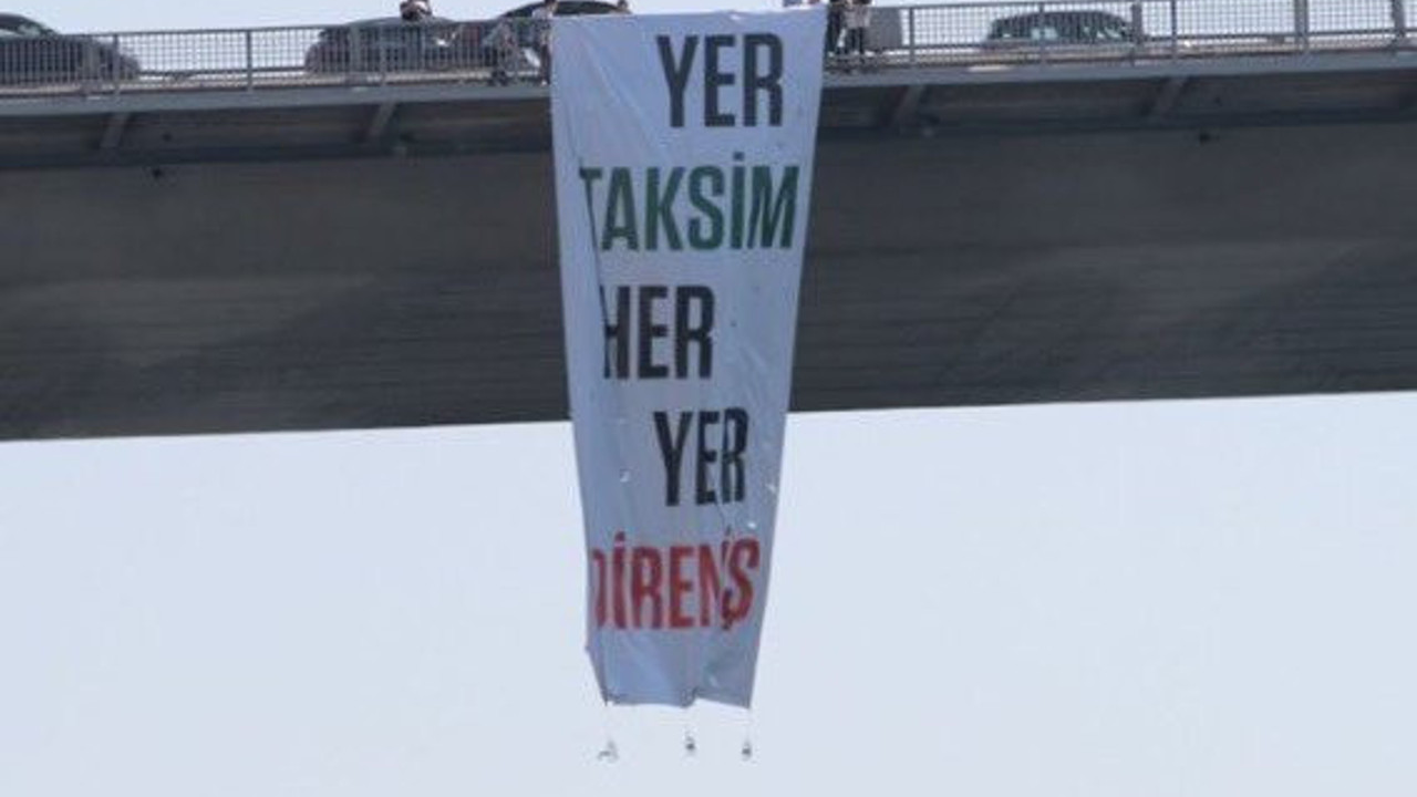 TİP’li 3 vekil köprüde gezi pankartı açtı. Pankartta, ‘Her yer Taksim her yer direniş’ yazıyordu