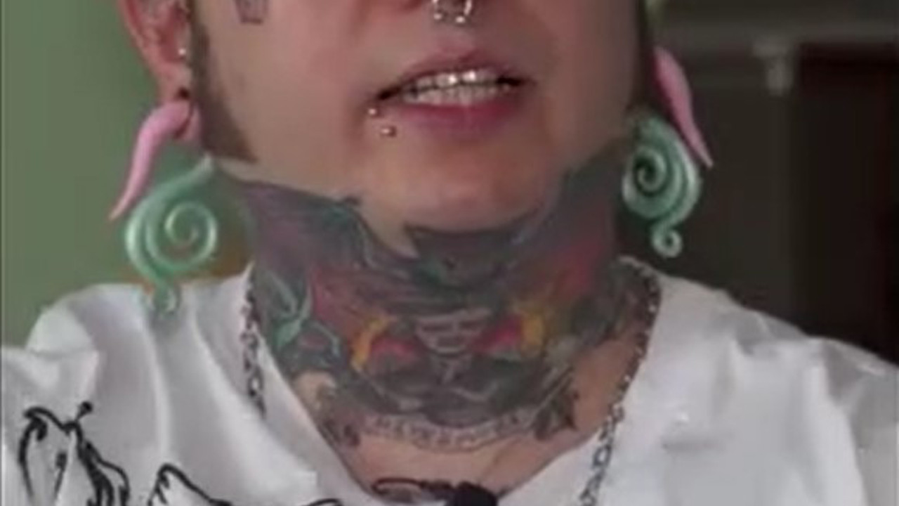 Ünlü müzik grubunun eski gitaristinin yaptırdığı dövmeyi herkes Erdoğan zannetti. Gerçek bambaşka çıktı