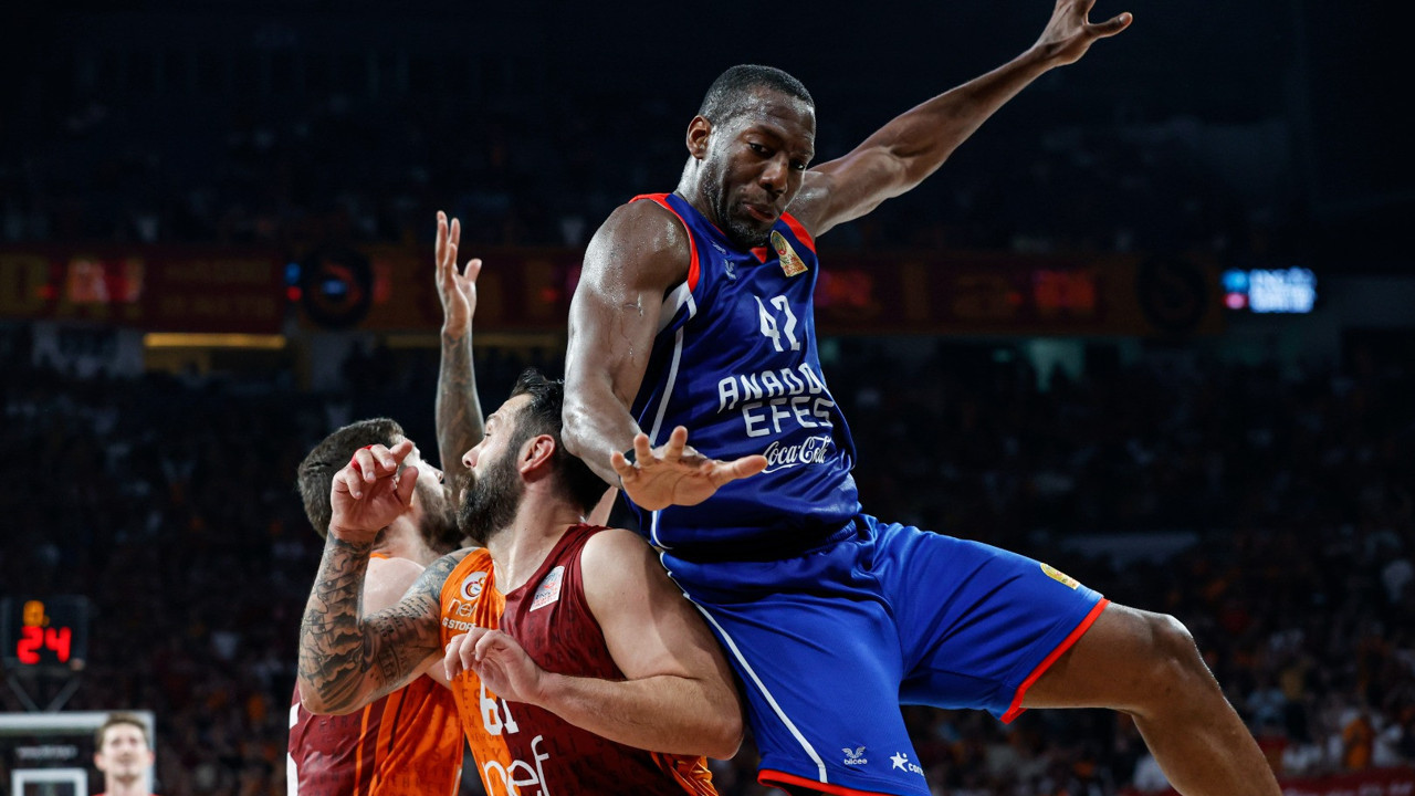 Anadolu Efes Galatasaray'ı yenerek seride öne geçti
