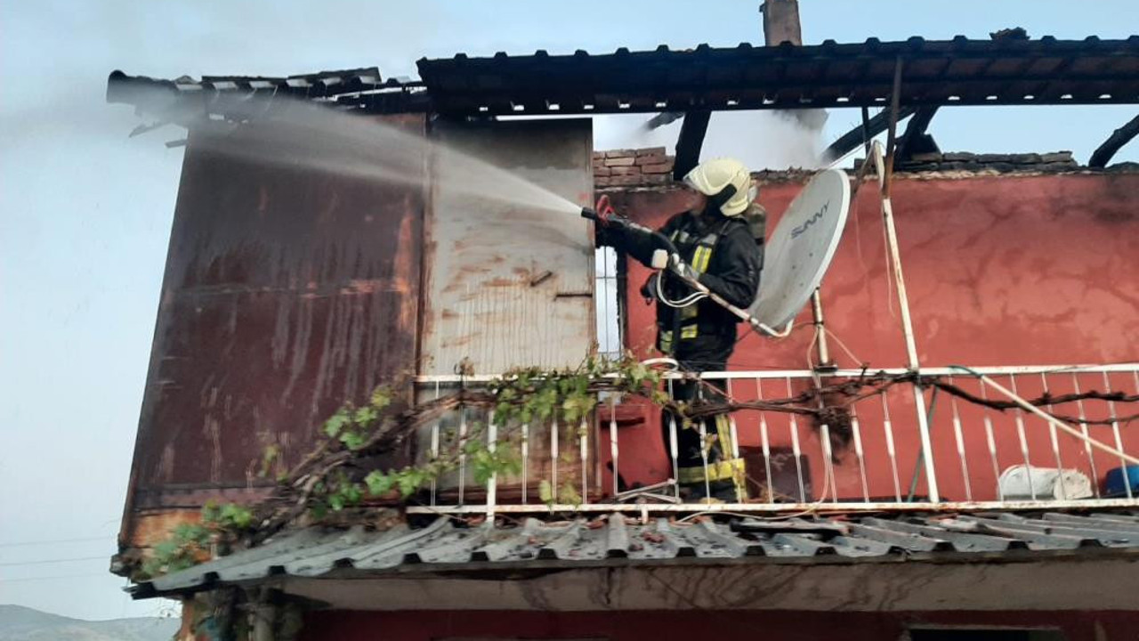 Karısı ve çocukları uyurken evini kolonya döküp yaktı. 1 kişi öldü 3 kişi yandı