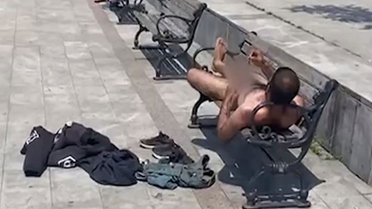 Sahi çırılçıplak güneşlenen bu Adem Baba'ya ne oldu? Bebek Sahil'indeki ikinci rezillik