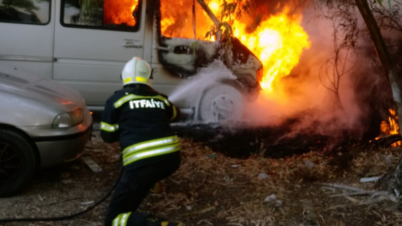 Park halindeki minibüs alev alev yandı