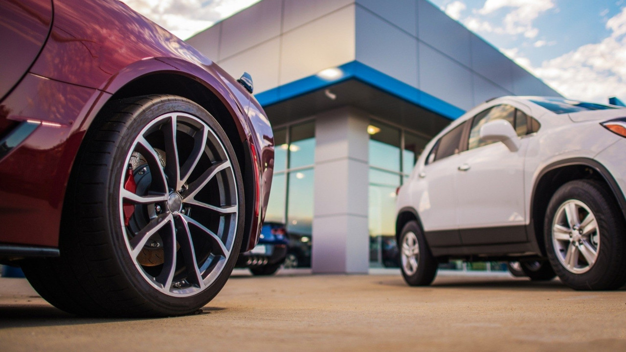 Bayiye gidenler okkalı zammı görünce geri kaçtı. Sıfır otomobil fiyatlarına sessiz sedasız zam gelmiş