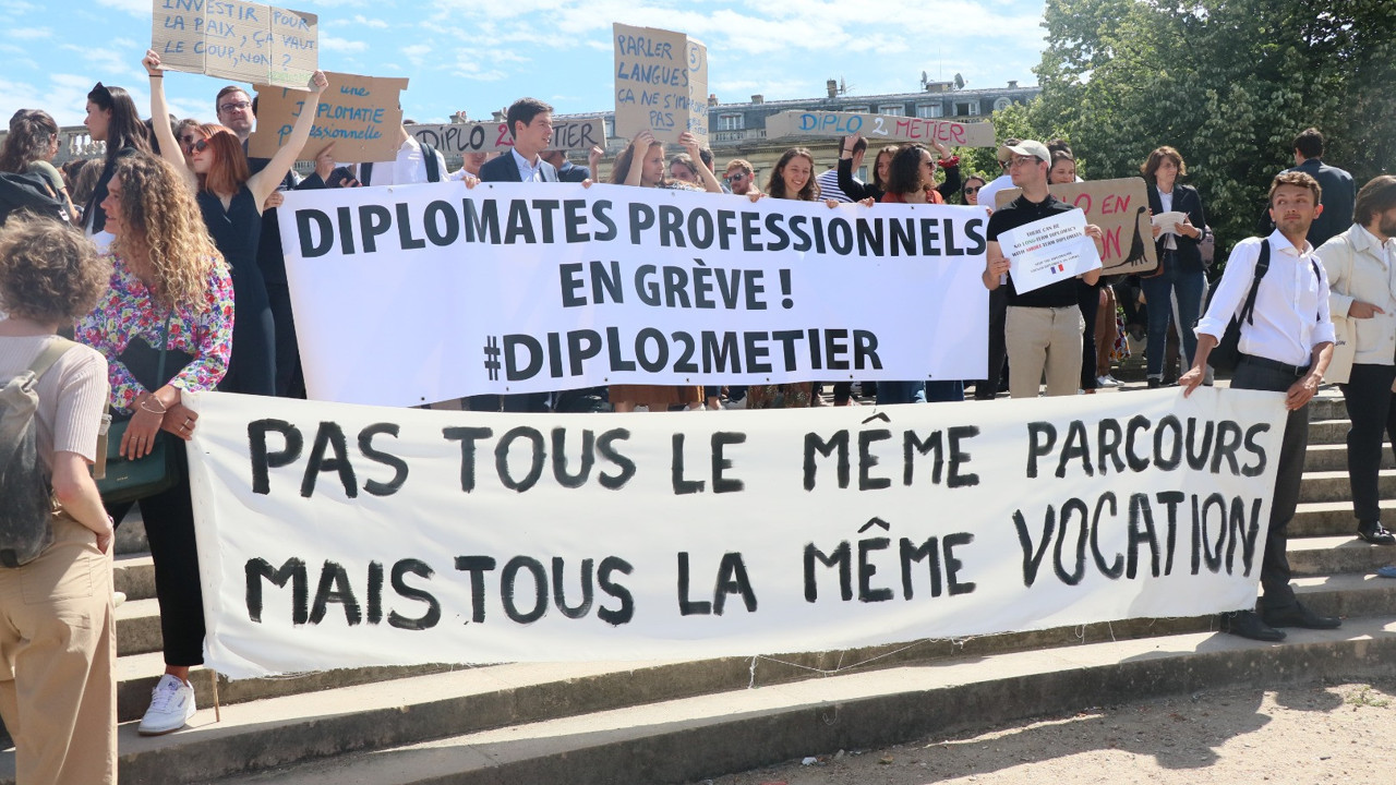 Fransız diplomatlar sokağa indi ülke tarihinde ikinci kez grev yaptılar