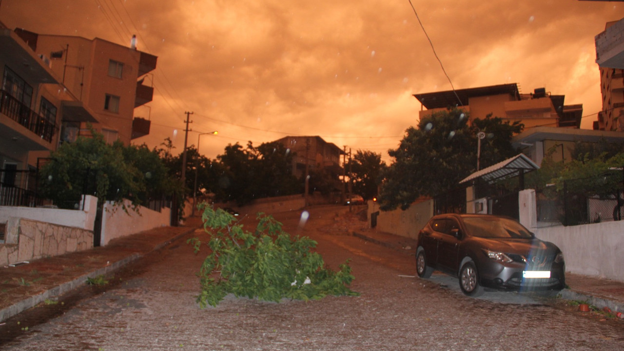 Aydın'da fırtına: Gökyüzünü toz bulutu kapladı