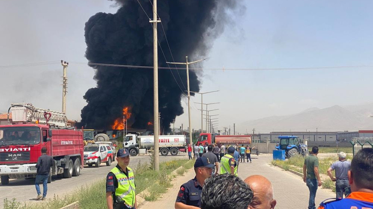 Niğde'de yağ fabrikasında yangın. Karadumanlar gökyüzünü kapladı