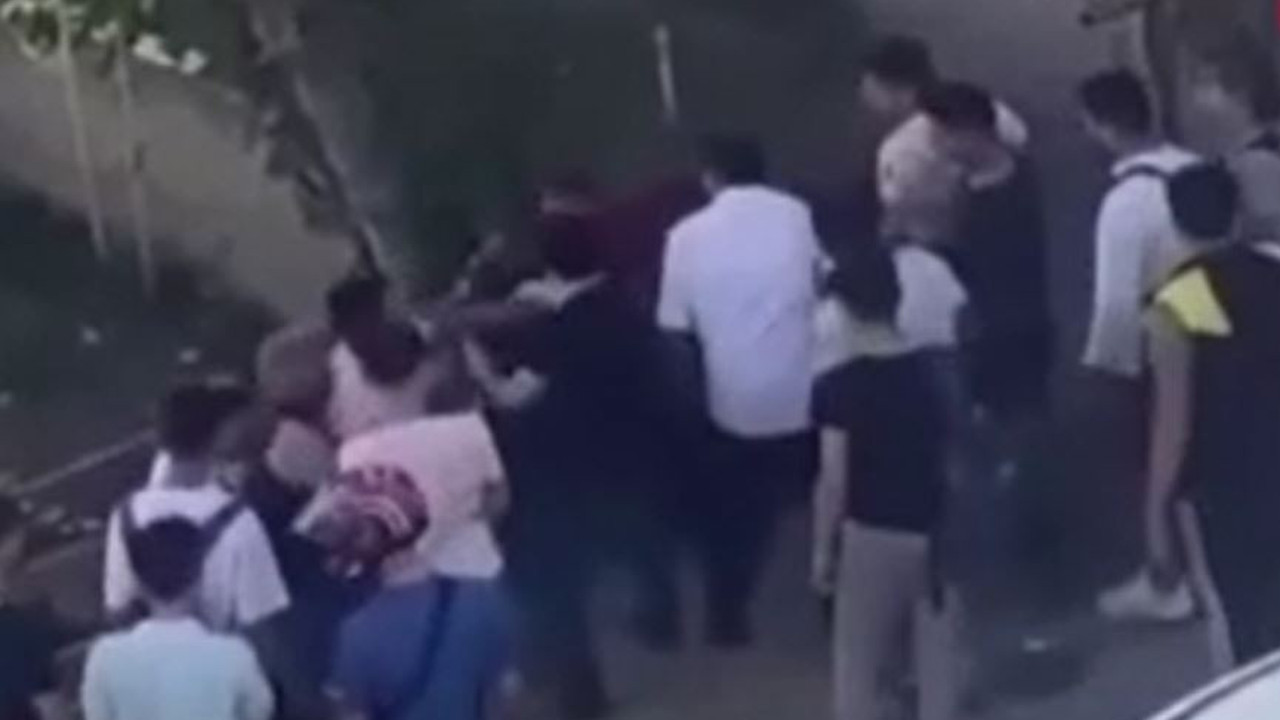 Tacizi İETT otobüsündeki yolcular fark etti sapığın ağzını burnunu kırdılar