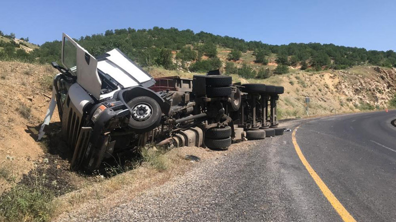 Kömür yüklü kamyon devrildi: 1 yaralı