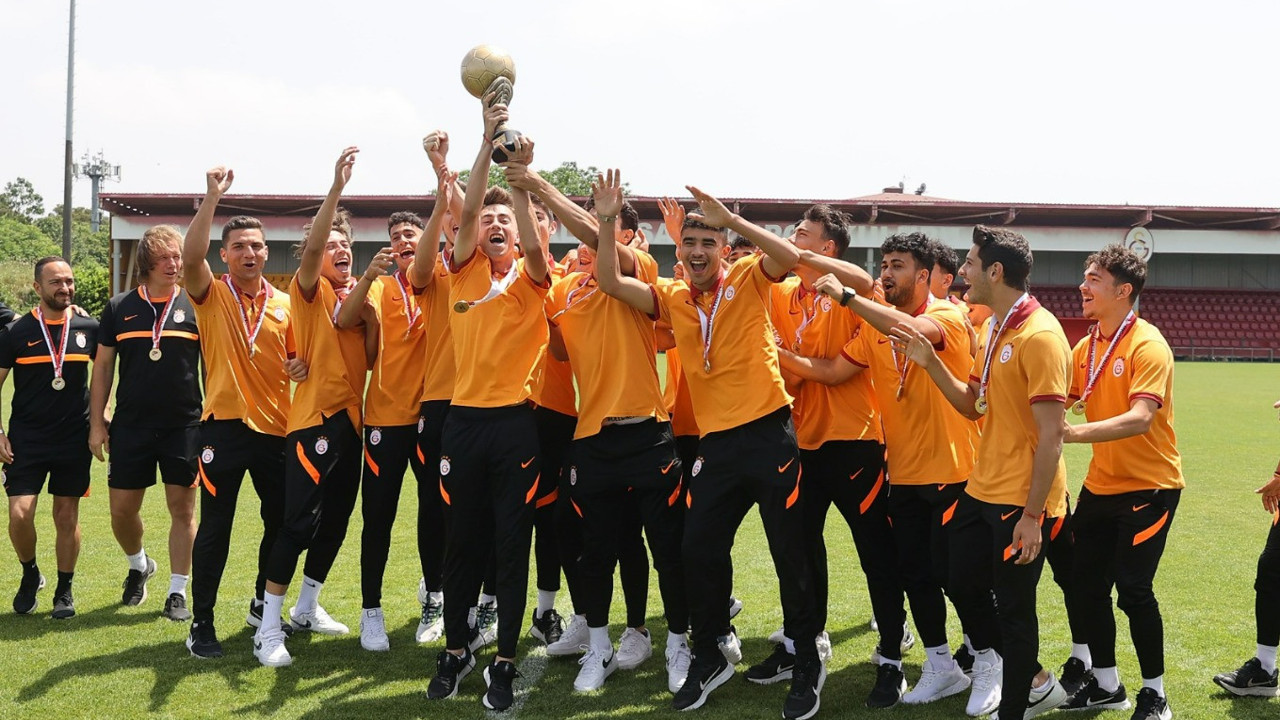 U19 Süper Lig şampiyonu Galatasaray kupasını aldı